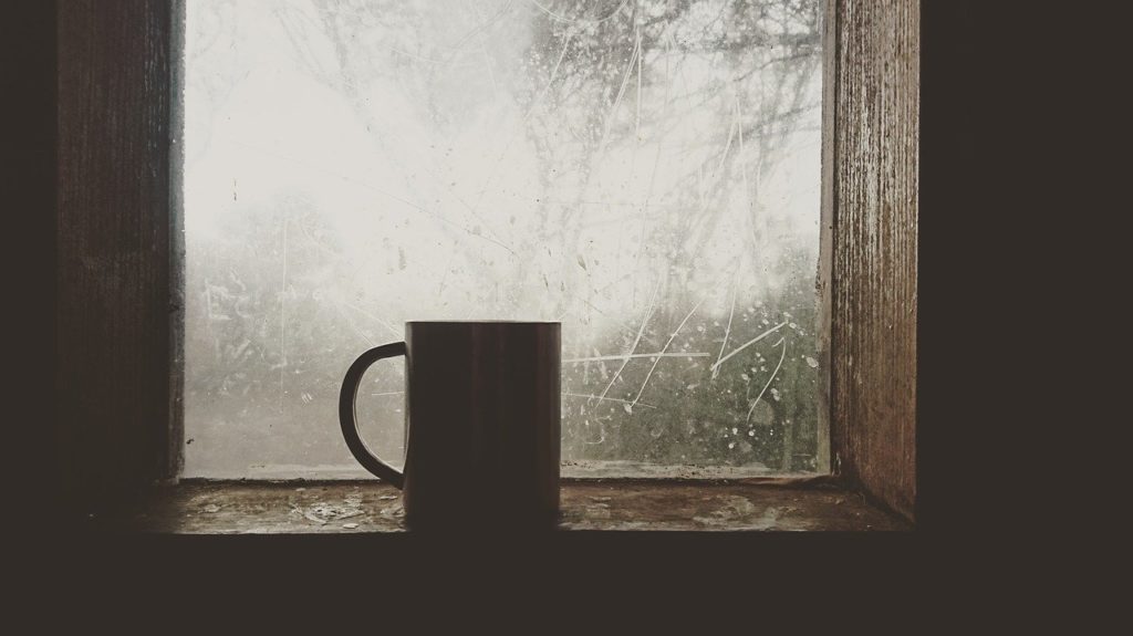 Taza de café en ventana
